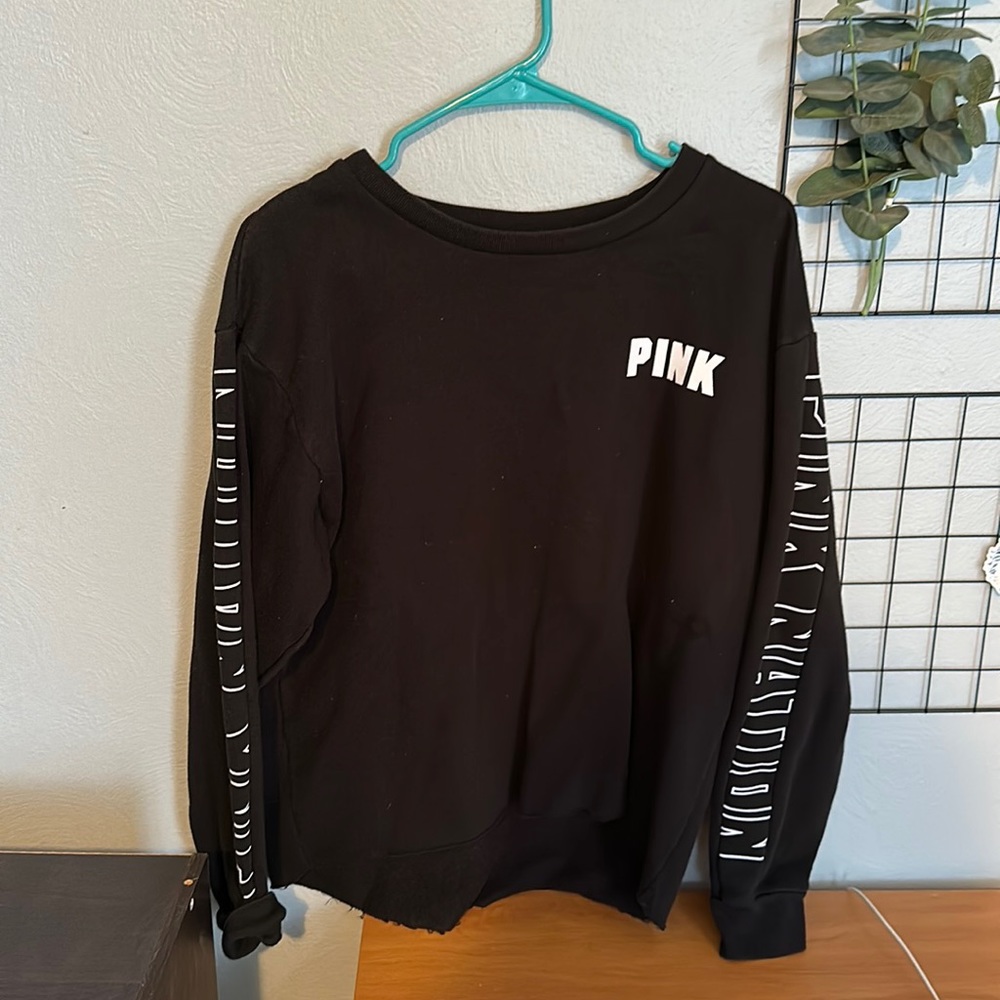 Black crewneck from pink